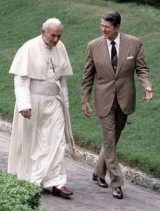 Wspólny spacer Ronalda Reagana i papieża Jana Pawła II (Karola Wojtyły)